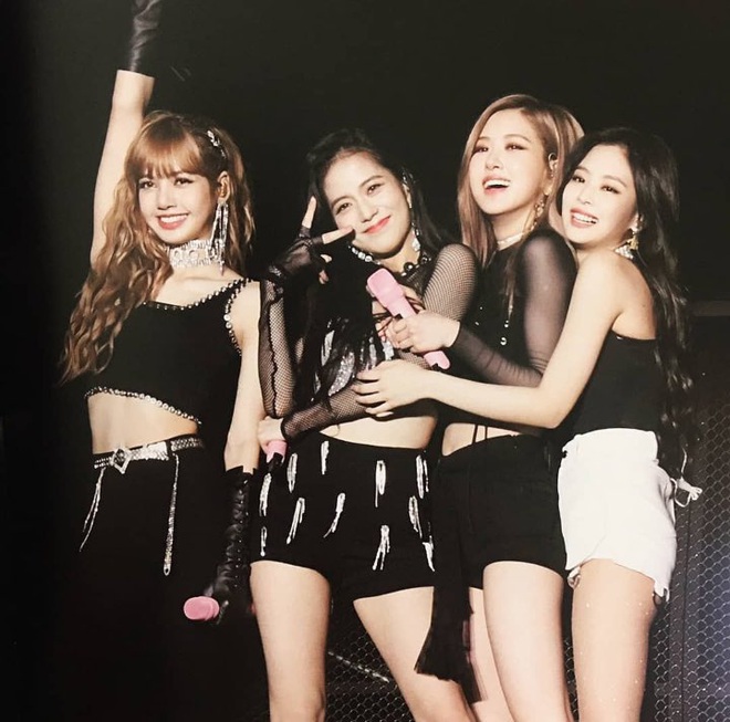 Bị đồn nội bộ lục đục nhưng BLACKPINK cứ đi diễn là ôm ấp, hôn hít nhau siêu tình cảm, fan... không thèm ghen mà còn hăng hái “đẩy thuyền” - Ảnh 1.