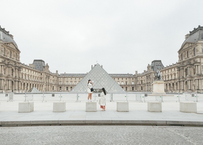 Paris ngày đầu phong tỏa: Kinh đô ánh sáng bỗng chốc trở nên hoang vu đến lạ kỳ - Ảnh 1.