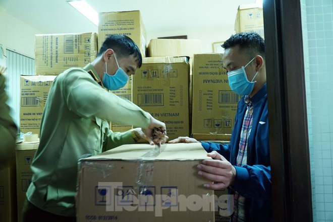Tạm giữ 500.000 chiếc khẩu trang y tế không rõ nguồn gốc ở Hà Nội - Ảnh 4.