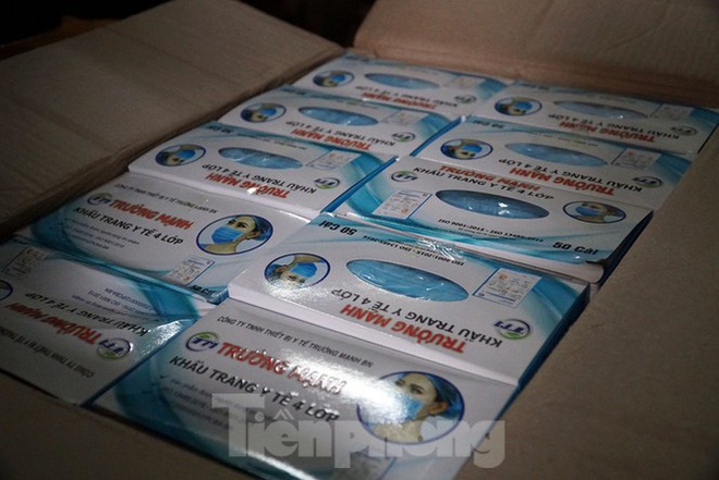 Tạm giữ 500.000 chiếc khẩu trang y tế không rõ nguồn gốc ở Hà Nội - Ảnh 6.