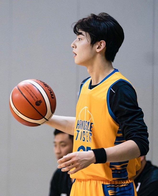 Ngây ngất visual điểm 10 của Cha Eun Woo khi chơi bóng rổ: Nam thần thanh xuân là đây, ảnh thường mà như poster phim - Ảnh 9.