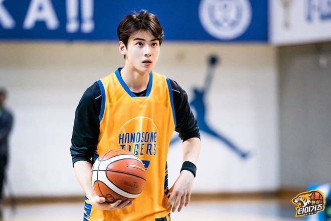 Ngây ngất visual điểm 10 của Cha Eun Woo khi chơi bóng rổ: Nam thần thanh xuân là đây, ảnh thường mà như poster phim - Ảnh 6.