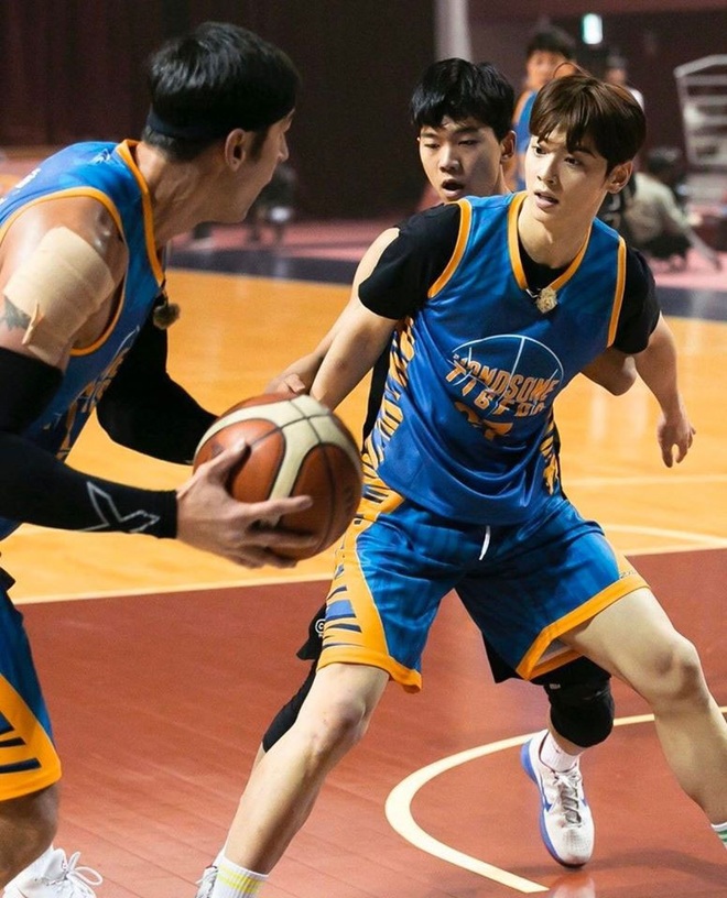 Ngây ngất visual điểm 10 của Cha Eun Woo khi chơi bóng rổ: Nam thần thanh xuân là đây, ảnh thường mà như poster phim - Ảnh 13.