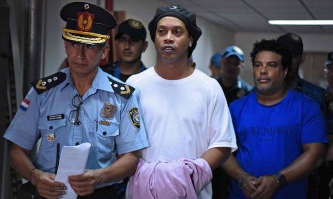 Bị giam trong tù, Ronaldinho vẫn có ngày sinh nhật tuổi 40 cực đặc biệt: Sau tiệc nướng là một chiếc bánh được các bạn tù chuẩn bị riêng - Ảnh 3.