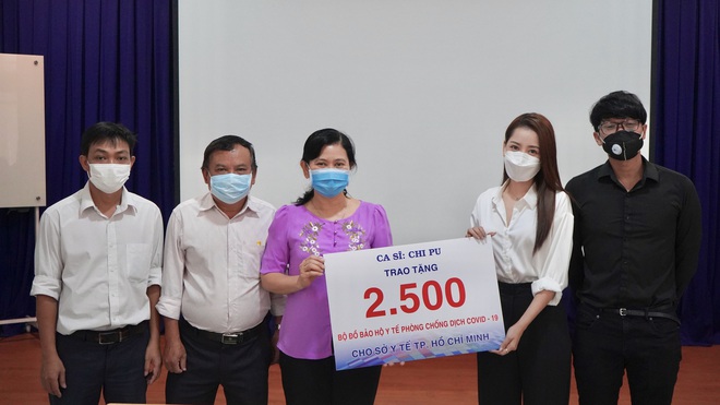 Chi Pu trao tận tay 5.000 bộ trang phục bảo hộ tại Hà Nội và TP. HCM phòng chống dịch Covid-19 - Ảnh 7.