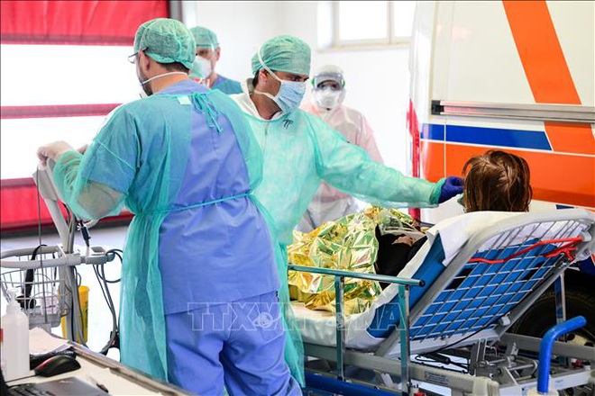  Giữa dịch COVID-19, Italy cho 10.000 sinh vi&ecirc;n trường y tốt nghiệp sớm  - Ảnh 1.