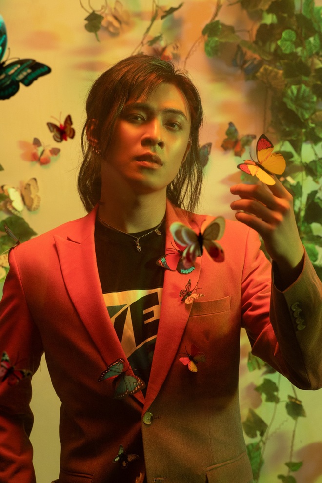 Trai đẹp Gin Tuấn Kiệt gây choáng với tạo hình tóc dài vờn bướm, triển khai dự án khủng cover nhạc Hoa ngữ huyền thoại - Ảnh 4.