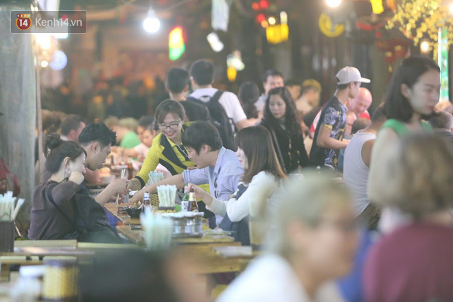 Người dân bắt đầu chủ quan giữa dịch Covid-19: phố Tạ Hiện vẫn đông đúc người ăn nhậu, nhân viên cafe không đeo khẩu trang - Ảnh 4.