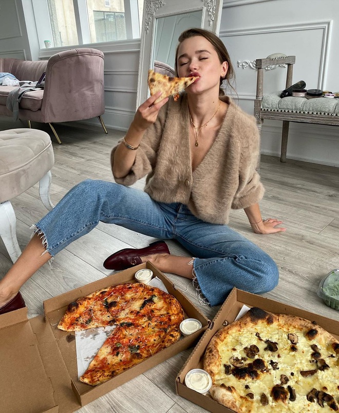 Tip tr&aacute;nh hớ h&ecirc;nh cực si&ecirc;u gi&uacute;p c&aacute;c n&agrave;ng chấp hết mọi kiểu &aacute;o cổ s&acirc;u rộng - Ảnh 2.