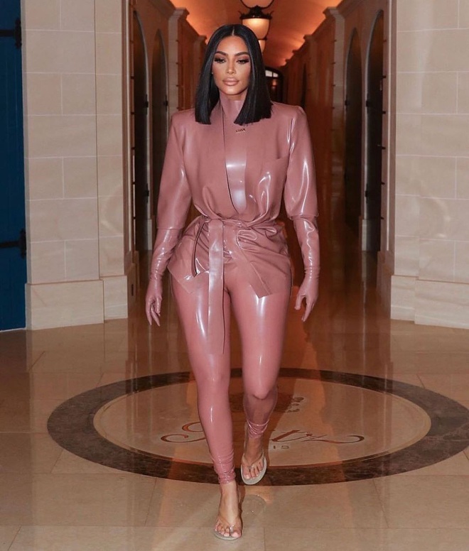 Kim Kardashian diện đồ o ép đến khó thở là thường, nhưng khi cô thay liền 3 bộ một ngày thì ai cũng phải… bái phục - Ảnh 2.