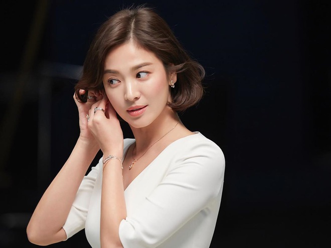 Nhìn lại mới thấy, đây là kiểu tóc giúp Song Hye Kyo cải lão hoàn đồng ngoạn mục nhất? - Ảnh 6.