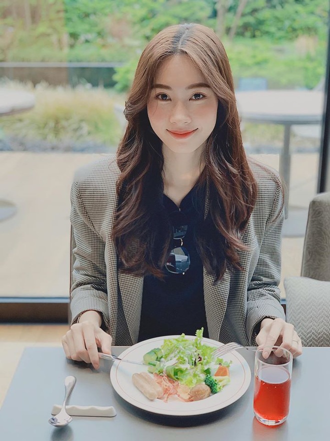 Ngắm d&agrave;n Hoa &ndash; &Aacute; hậu Việt ra ngay cả loạt c&ocirc;ng thức l&ecirc;n đồ tới c&ocirc;ng sở m&agrave; chị em n&agrave;o cũng c&oacute; thể copy theo - Ảnh 7.