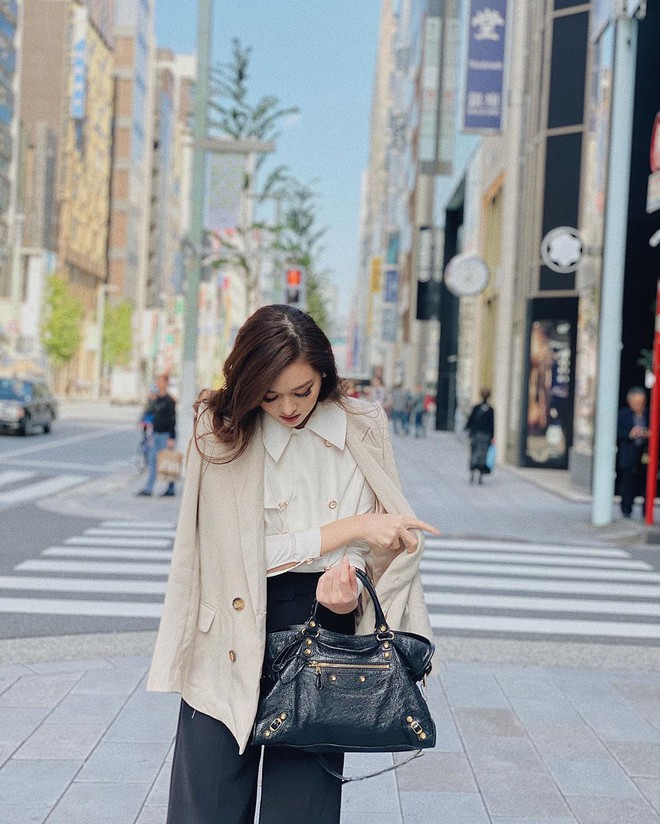 Ngắm d&agrave;n Hoa &ndash; &Aacute; hậu Việt ra ngay cả loạt c&ocirc;ng thức l&ecirc;n đồ tới c&ocirc;ng sở m&agrave; chị em n&agrave;o cũng c&oacute; thể copy theo - Ảnh 8.