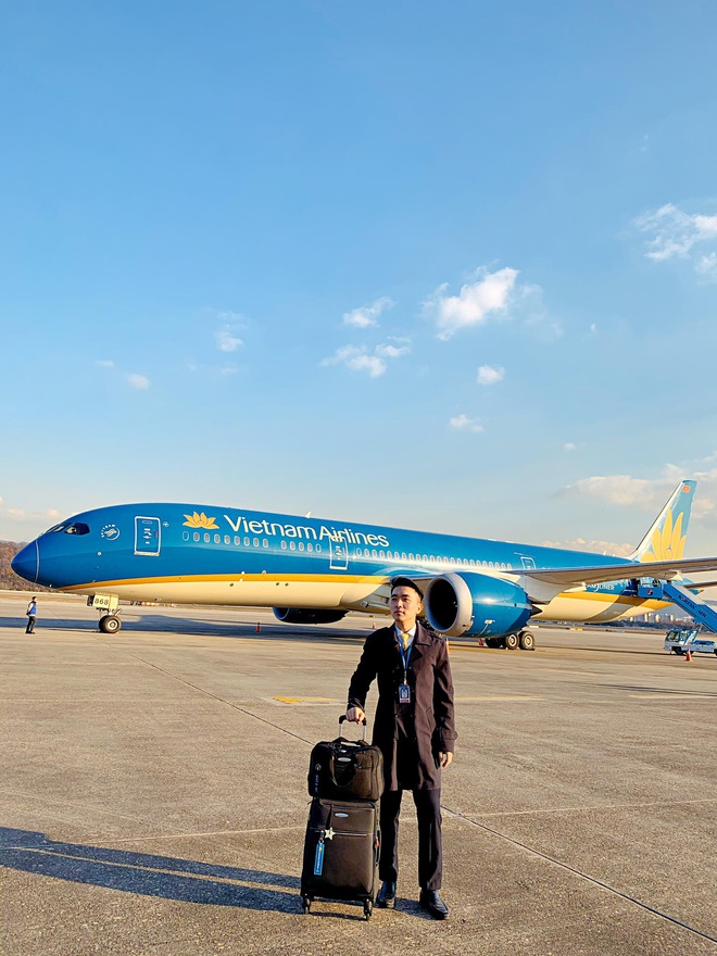 Tiếp viên trưởng Vietnam Airlines trên những chuyến bay cuối cùng vào tâm dịch: Tôi không dám nói với bố mẹ, chắc là lúc nào hạ cánh sẽ nhắn - Ảnh 1.