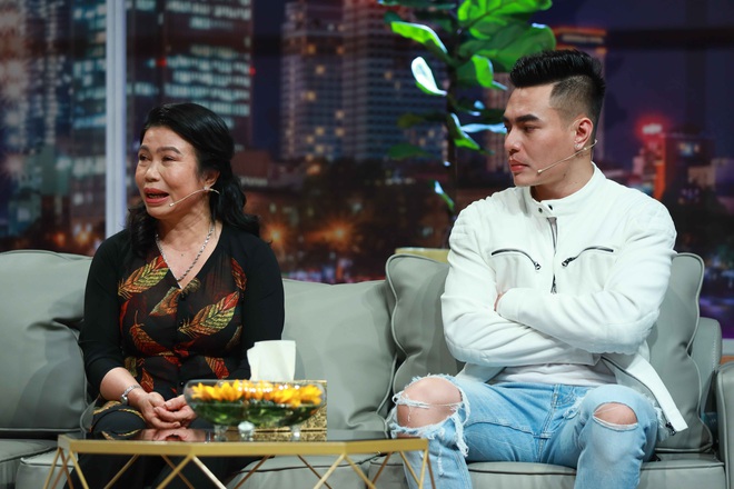 Lê Dương Bảo Lâm chơi lớn, tặng mẹ nhẫn kim cương trên sóng truyền hình - Ảnh 1.