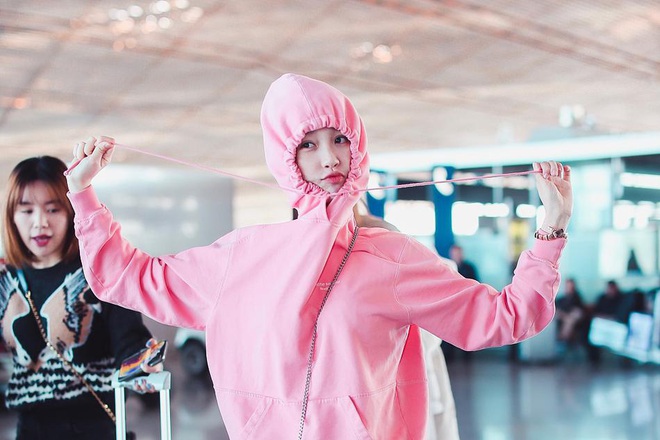Điệu từ trên show tới ngoài đời, Ngu Thư Hân chính là xác Thánh dẹo siêu đáng yêu của Cbiz với loạt ảnh sân bay - Ảnh 3.