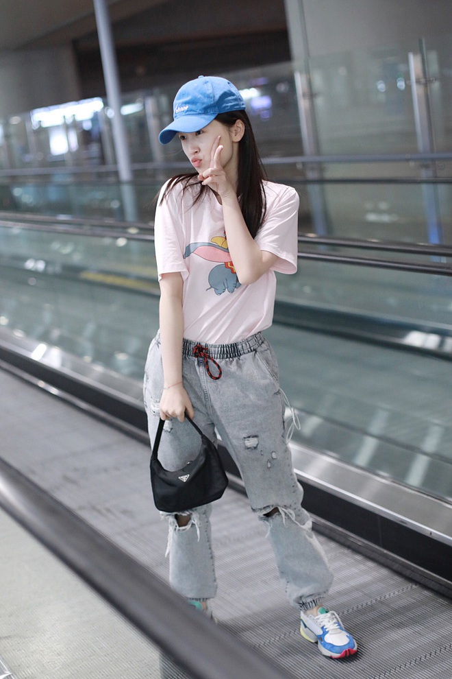 Điệu từ trên show tới ngoài đời, Ngu Thư Hân chính là xác Thánh dẹo siêu đáng yêu của Cbiz với loạt ảnh sân bay - Ảnh 6.