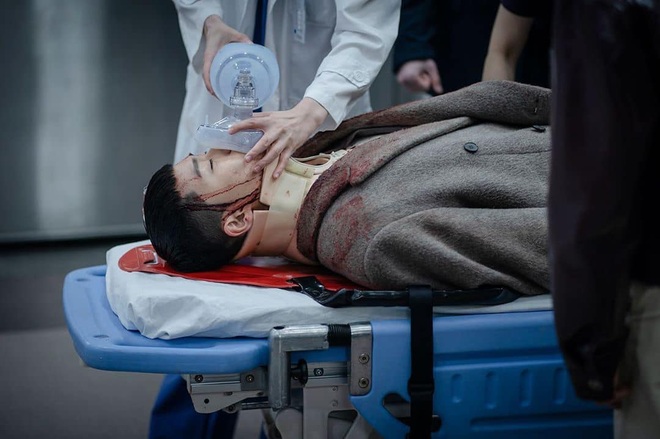 NSX tự spoil cực mạnh tập 15 Tầng Lớp Itaewon: Park Sae Ro Yi bê bết máu, may quá anh được cấp cứu rồi! - Ảnh 1.