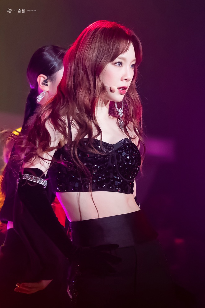 Diện chung mẫu blazer: Taeyeon khoe eo thon mướt mắt, Jennie sang chảnh nhưng cả hai đều hack d&aacute;ng si&ecirc;u cao thủ - Ảnh 1.