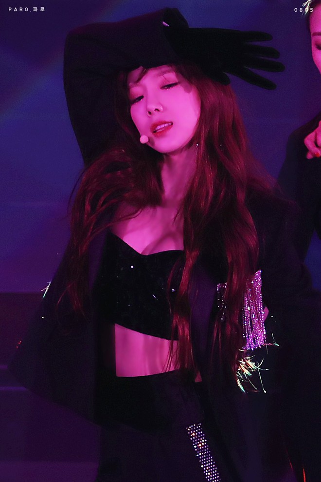 Diện chung mẫu blazer: Taeyeon khoe eo thon mướt mắt, Jennie sang chảnh nhưng cả hai đều hack d&aacute;ng si&ecirc;u cao thủ - Ảnh 2.