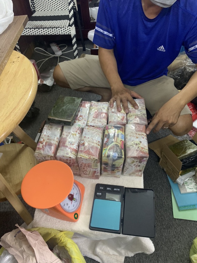 Bắt nhóm đối tượng buôn 50 bánh heroin, 35kg ma tuý, giao dịch bằng xe đạp giữa trung tâm Sài Gòn - Ảnh 2.