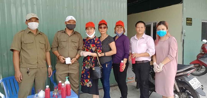 Hình ảnh đẹp: Người dân Đà Nẵng mang đồ ăn, thức uống tiếp sức cho lực lượng bảo vệ khu cách ly Covid-19 - Ảnh 4.