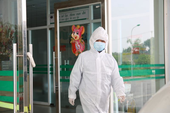 Bộ Y tế y&ecirc;u cầu y b&aacute;c sĩ hạn chế tiếp x&uacute;c gần với người bệnh  - Ảnh 1.