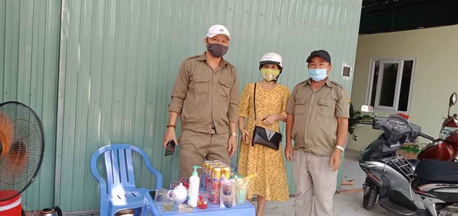 Hình ảnh đẹp: Người dân Đà Nẵng mang đồ ăn, thức uống tiếp sức cho lực lượng bảo vệ khu cách ly Covid-19 - Ảnh 3.