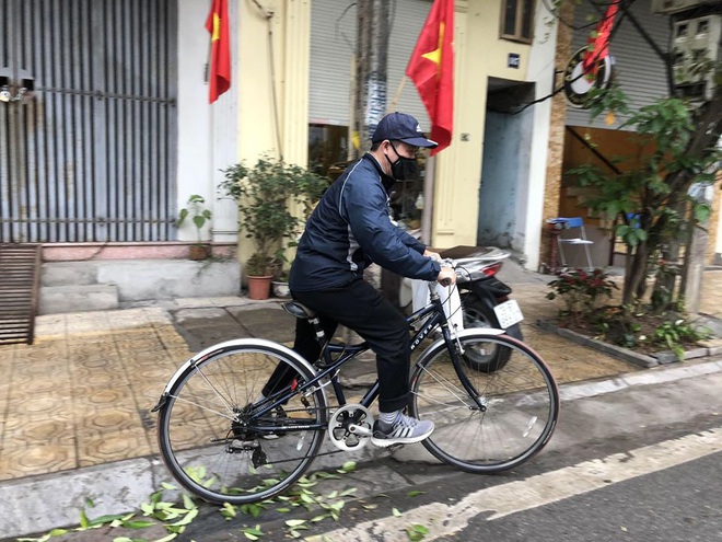 Cuộc sống trở lại b&igrave;nh thường ở Tr&uacute;c Bạch sau 14 ng&agrave;y c&aacute;ch ly: Người chăm chỉ qu&eacute;t dọn, người đạp xe, c&acirc;u c&aacute; - Ảnh 12.