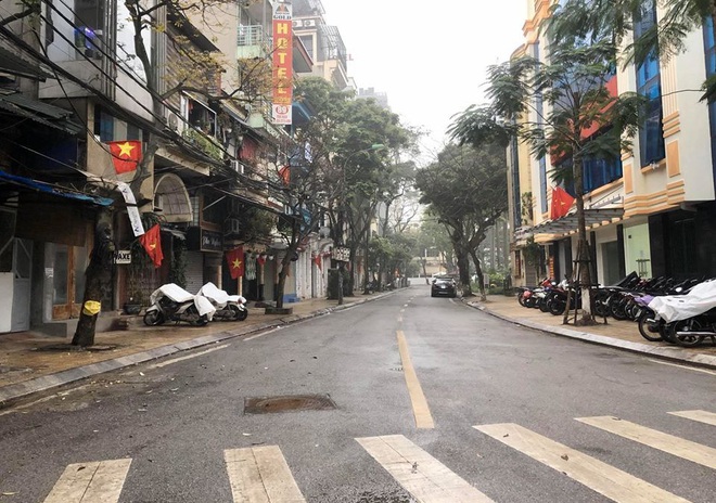 Cuộc sống trở lại b&igrave;nh thường ở Tr&uacute;c Bạch sau 14 ng&agrave;y c&aacute;ch ly: Người chăm chỉ qu&eacute;t dọn, người đạp xe, c&acirc;u c&aacute; - Ảnh 2.
