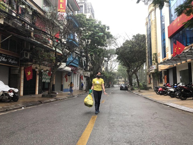 Cuộc sống trở lại b&igrave;nh thường ở Tr&uacute;c Bạch sau 14 ng&agrave;y c&aacute;ch ly: Người chăm chỉ qu&eacute;t dọn, người đạp xe, c&acirc;u c&aacute; - Ảnh 5.