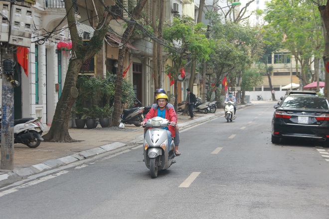 Ảnh: H&agrave;ng qu&aacute;n xung quanh khu vực phố Tr&uacute;c Bạch tất bật dọn dẹp, chuẩn bị đ&oacute;n kh&aacute;ch trở lại sau khi lệnh c&aacute;ch ly được gỡ bỏ - Ảnh 1.