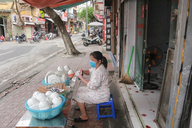 Ảnh: H&agrave;ng qu&aacute;n xung quanh khu vực phố Tr&uacute;c Bạch tất bật dọn dẹp, chuẩn bị đ&oacute;n kh&aacute;ch trở lại sau khi lệnh c&aacute;ch ly được gỡ bỏ - Ảnh 10.
