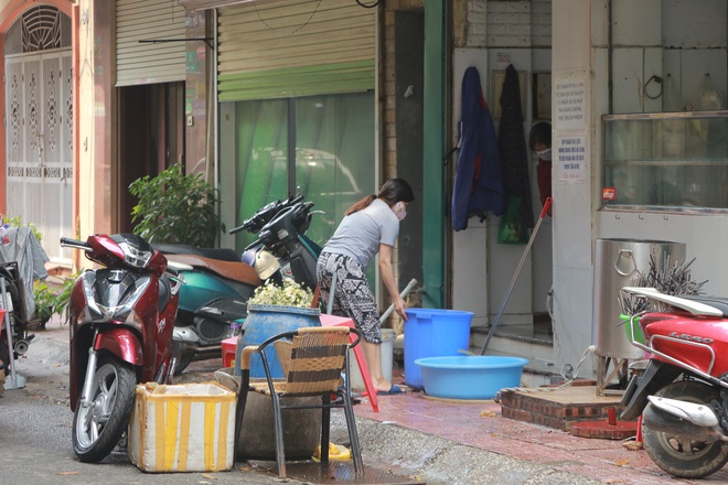 Ảnh: H&agrave;ng qu&aacute;n xung quanh khu vực phố Tr&uacute;c Bạch tất bật dọn dẹp, chuẩn bị đ&oacute;n kh&aacute;ch trở lại sau khi lệnh c&aacute;ch ly được gỡ bỏ - Ảnh 4.