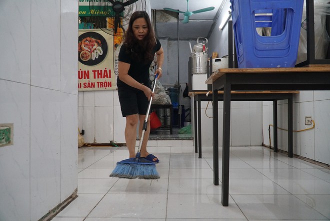 Ảnh: H&agrave;ng qu&aacute;n xung quanh khu vực phố Tr&uacute;c Bạch tất bật dọn dẹp, chuẩn bị đ&oacute;n kh&aacute;ch trở lại sau khi lệnh c&aacute;ch ly được gỡ bỏ - Ảnh 5.