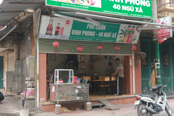 Ảnh: H&agrave;ng qu&aacute;n xung quanh khu vực phố Tr&uacute;c Bạch tất bật dọn dẹp, chuẩn bị đ&oacute;n kh&aacute;ch trở lại sau khi lệnh c&aacute;ch ly được gỡ bỏ - Ảnh 7.