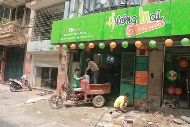 Ảnh: H&agrave;ng qu&aacute;n xung quanh khu vực phố Tr&uacute;c Bạch tất bật dọn dẹp, chuẩn bị đ&oacute;n kh&aacute;ch trở lại sau khi lệnh c&aacute;ch ly được gỡ bỏ - Ảnh 8.