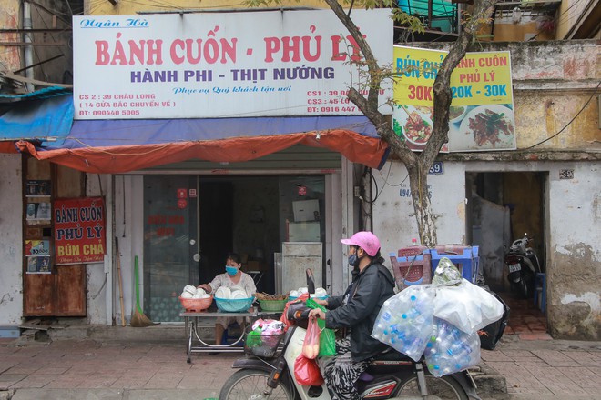 Ảnh: H&agrave;ng qu&aacute;n xung quanh khu vực phố Tr&uacute;c Bạch tất bật dọn dẹp, chuẩn bị đ&oacute;n kh&aacute;ch trở lại sau khi lệnh c&aacute;ch ly được gỡ bỏ - Ảnh 9.
