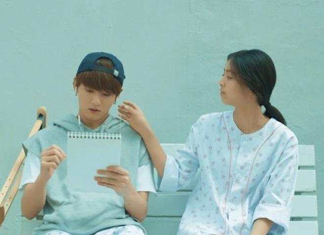Yuna (ITZY) tiết lộ l&yacute; do bị cắt thoại khi đ&oacute;ng chung phim ngắn với Jungkook (BTS) - Ảnh 5.