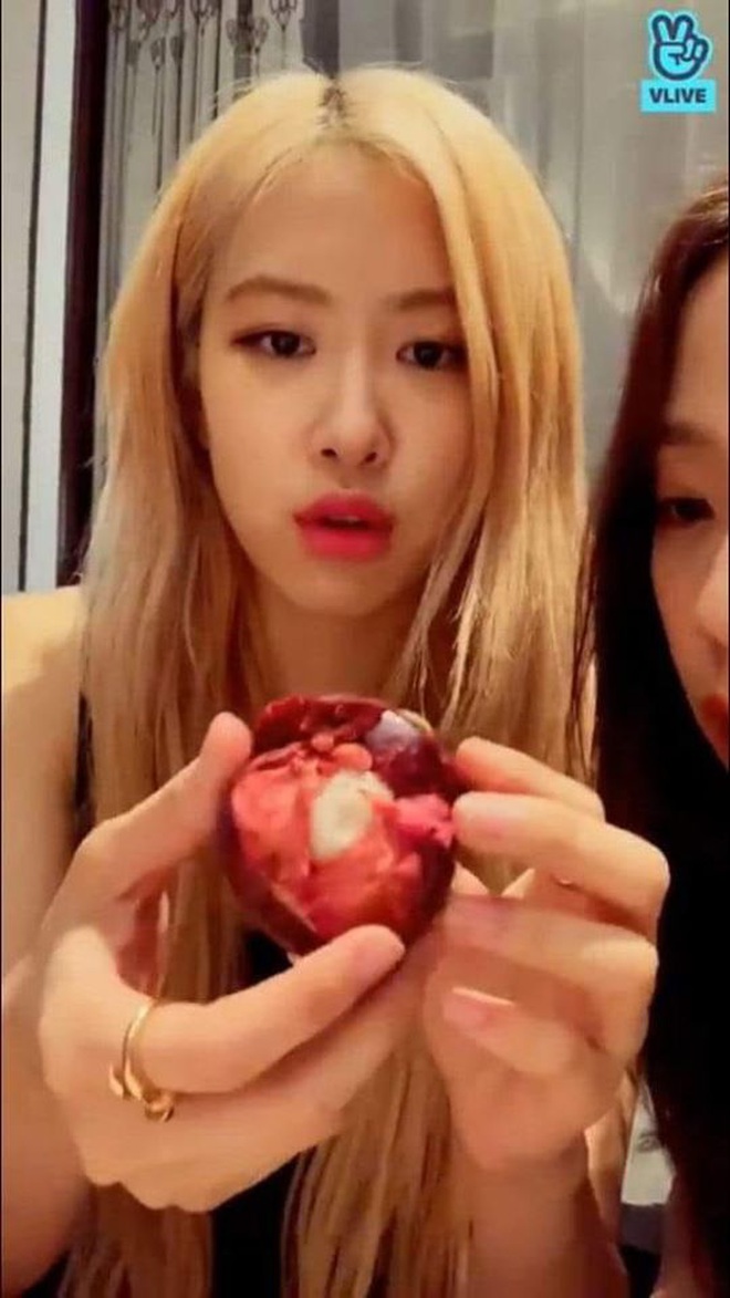 Cười xỉu với những pha nhầm nhọt “đi v&#224;o huyền thoại” của Ros&#233; (BLACKPINK): Tưởng măng cụt l&#224;… củ tỏi, gọi ch&#244;m ch&#244;m l&#224; quả vải c&#243; l&#244;ng - Ảnh 3.