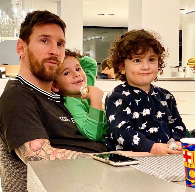 Ở nhà tránh dịch Covid-19, các ông bố siêu sao trổ tài trông con: Messi, Ronaldo rất mẫu mực, đồng nghiệp tại Arsenal thì đùa hơi lố - Ảnh 1.