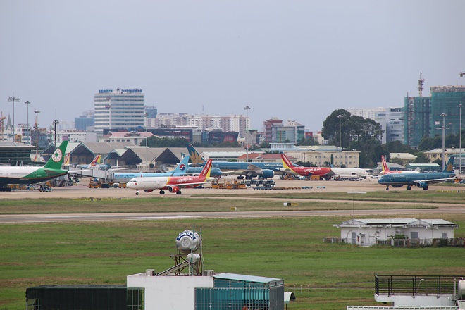 Tạm dừng vận chuyển hành khách là công dân Việt Nam từ nước ngoài đến sân bay Tân Sơn Nhất - Ảnh 1.