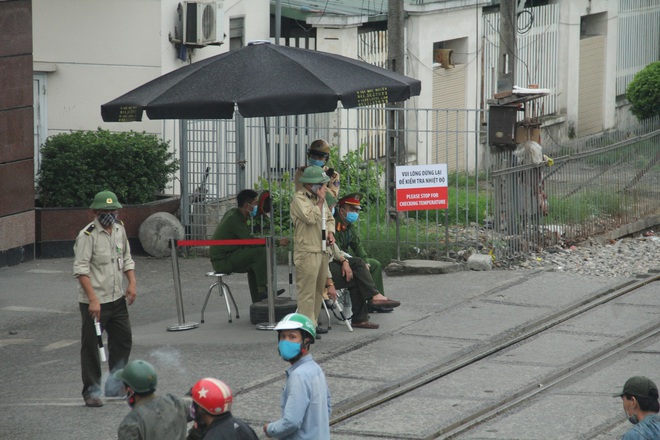 Cán bộ nhân viên BV Bạch Mai đội mưa kiểm tra thân nhiệt từng người vào viện, ngừng khám theo yêu cầu để chống dịch COVID-19 - Ảnh 3.