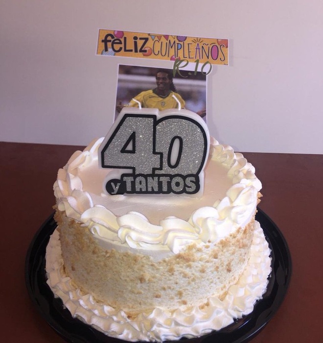 Bị giam trong tù, Ronaldinho vẫn có ngày sinh nhật tuổi 40 cực đặc biệt: Sau tiệc nướng là một chiếc bánh được các bạn tù chuẩn bị riêng - Ảnh 2.