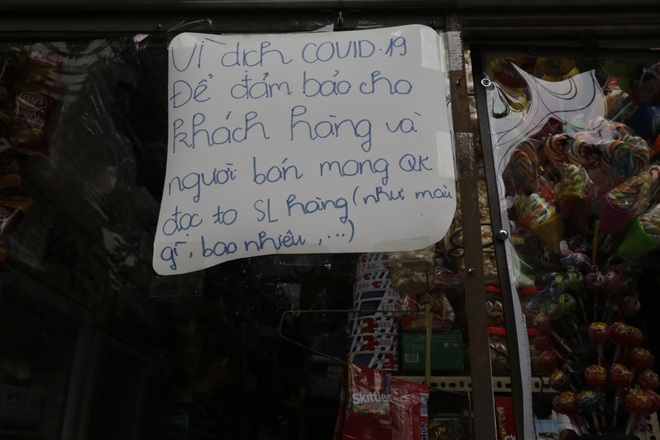 Ảnh: Chủ cửa hàng sống gần khu phố cách ly ở Hà Nội tung chiêu độc để phòng chống dịch Covid-19 - Ảnh 9.