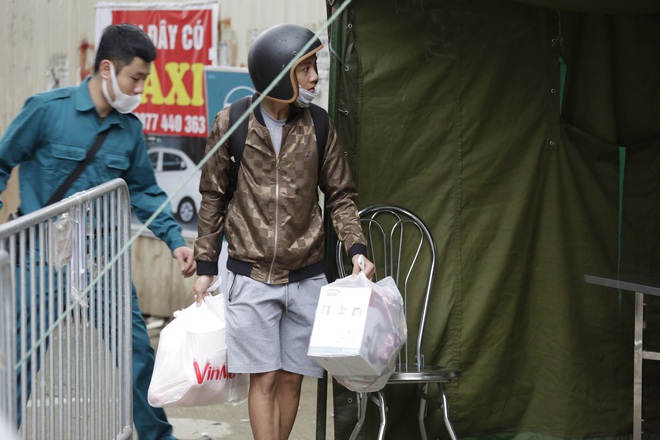 Chùm ảnh: Bố mẹ đội mưa mang đồ tiếp tế cho con ở khu cách ly Pháp Vân - Tứ Hiệp - Ảnh 5.