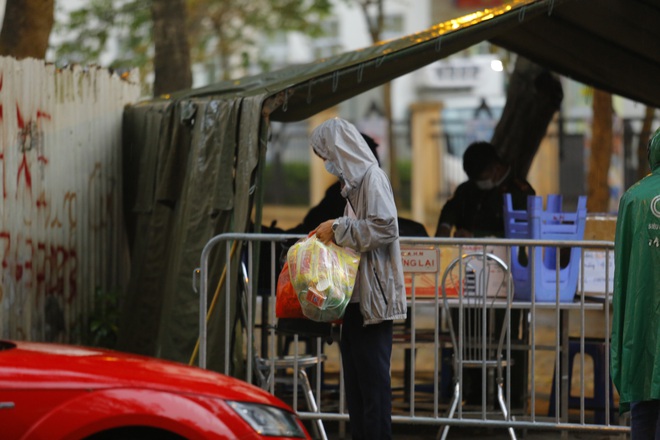 Chùm ảnh: Bố mẹ đội mưa mang đồ tiếp tế cho con ở khu cách ly Pháp Vân - Tứ Hiệp - Ảnh 8.