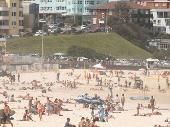Covid-19: Tụ tập bãi biển, tiệc tùng bất chấp, nhiều du khách dính virus ở Úc - Ảnh 1.