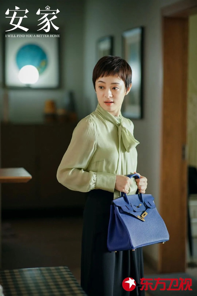 Style c&ocirc;ng sở của T&ocirc;n Lệ trong phim mới khiến d&acirc;n t&igrave;nh ph&acirc;n v&acirc;n: Người khen đẹp, người ch&ecirc; vừa xấu vừa dừ - Ảnh 2.