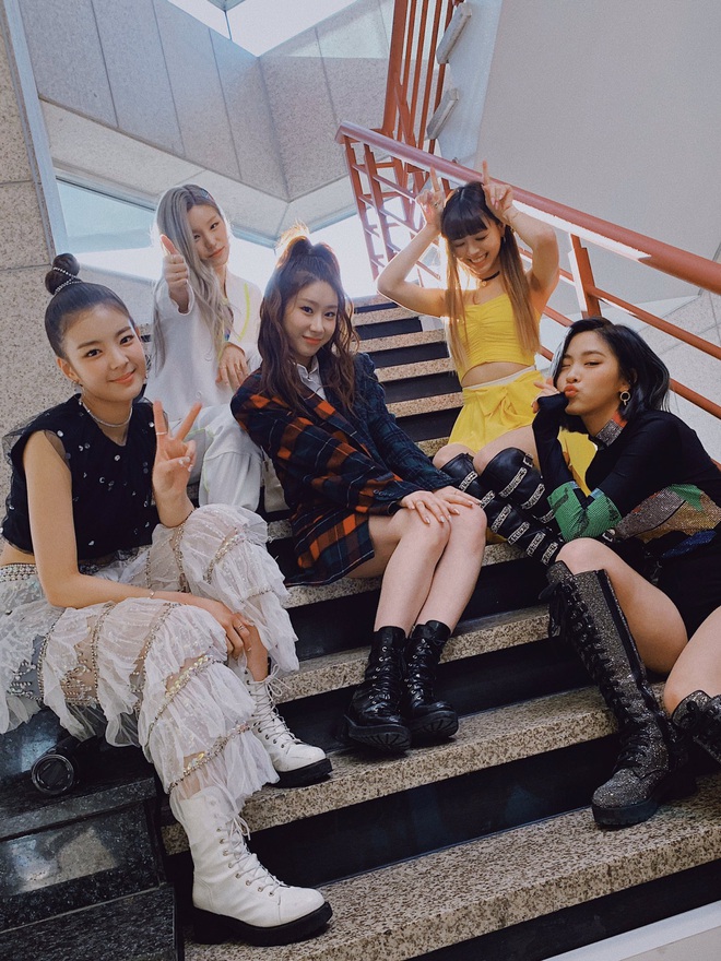 Hứng nghiệp mặc xấu từ Red Velvet, Itzy bị netizen H&agrave;n t&iacute;ch cực ch&ecirc; bai nhưng may m&agrave; được netizen Việt đỡ lời - Ảnh 2.